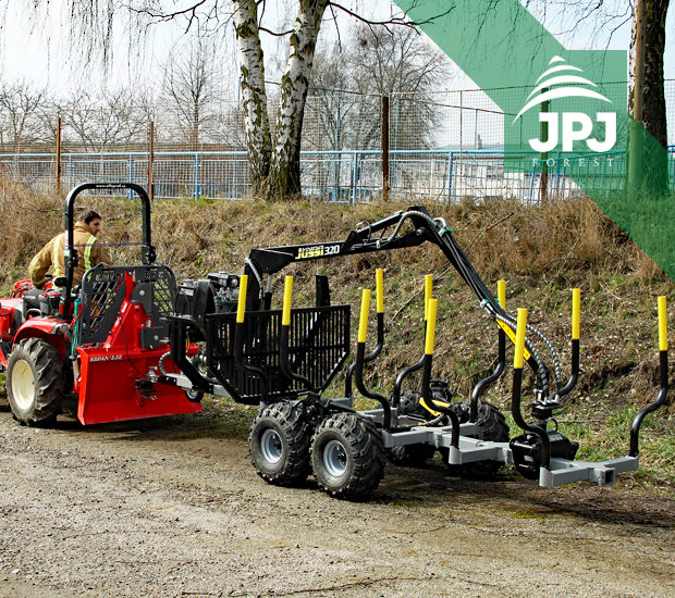 Vyvážečka dřeva Vahva Jussi s dosahem hydraulické ruky 3,2 m a malotraktor