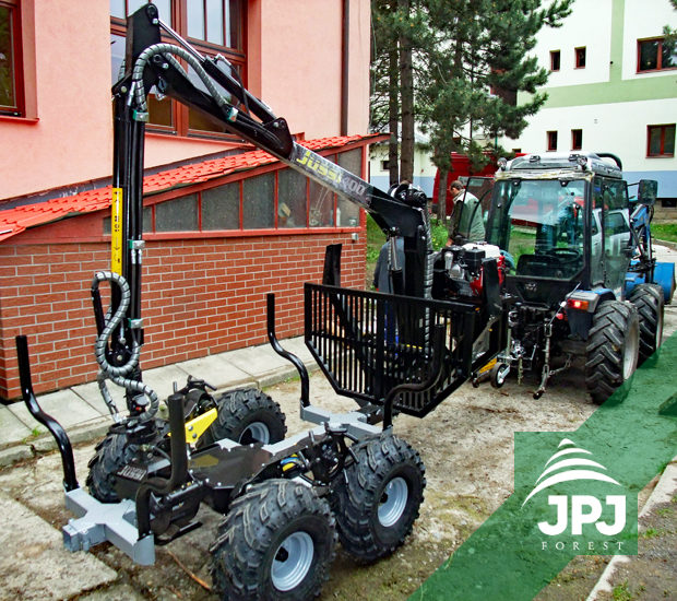 Vyvážecí vlek Vahva Jussi s dosahem hydraulické ruky 4 m a pohonem kol trakčními válci