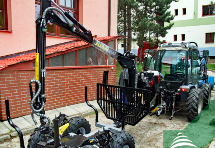 Vyvážecí vlek Vahva Jussi s dosahem hydraulické ruky 4 m a pohonem kol trakčními válci